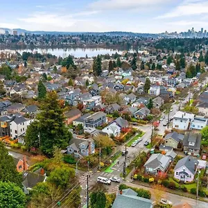 skyline-blue-house-in-greenwood.seattlehotelsites.com/